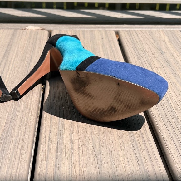 BCBGeneration Elegant Blue and Black Women's Heels - Picture 7 of 11